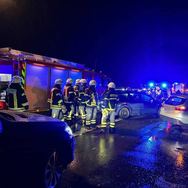 Das Bild zeigt Feuerwehrkräfte und beschädigte Fahrzeuge auf der Autobahn.