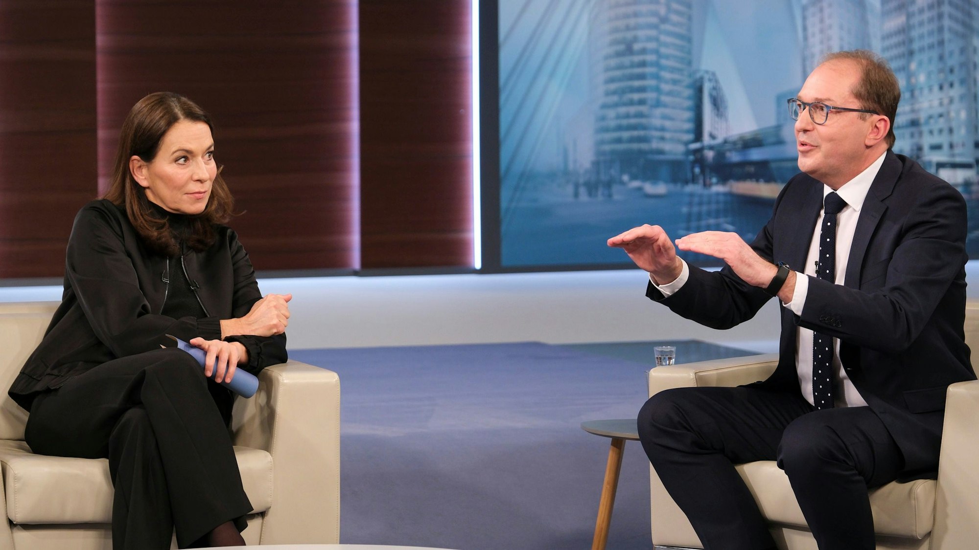 Anne Will (l.) und Alexander Dobrindt (CSU) diskutieren am Sonntagabend (19. November) über das Milliarden-Loch im Haushalt.