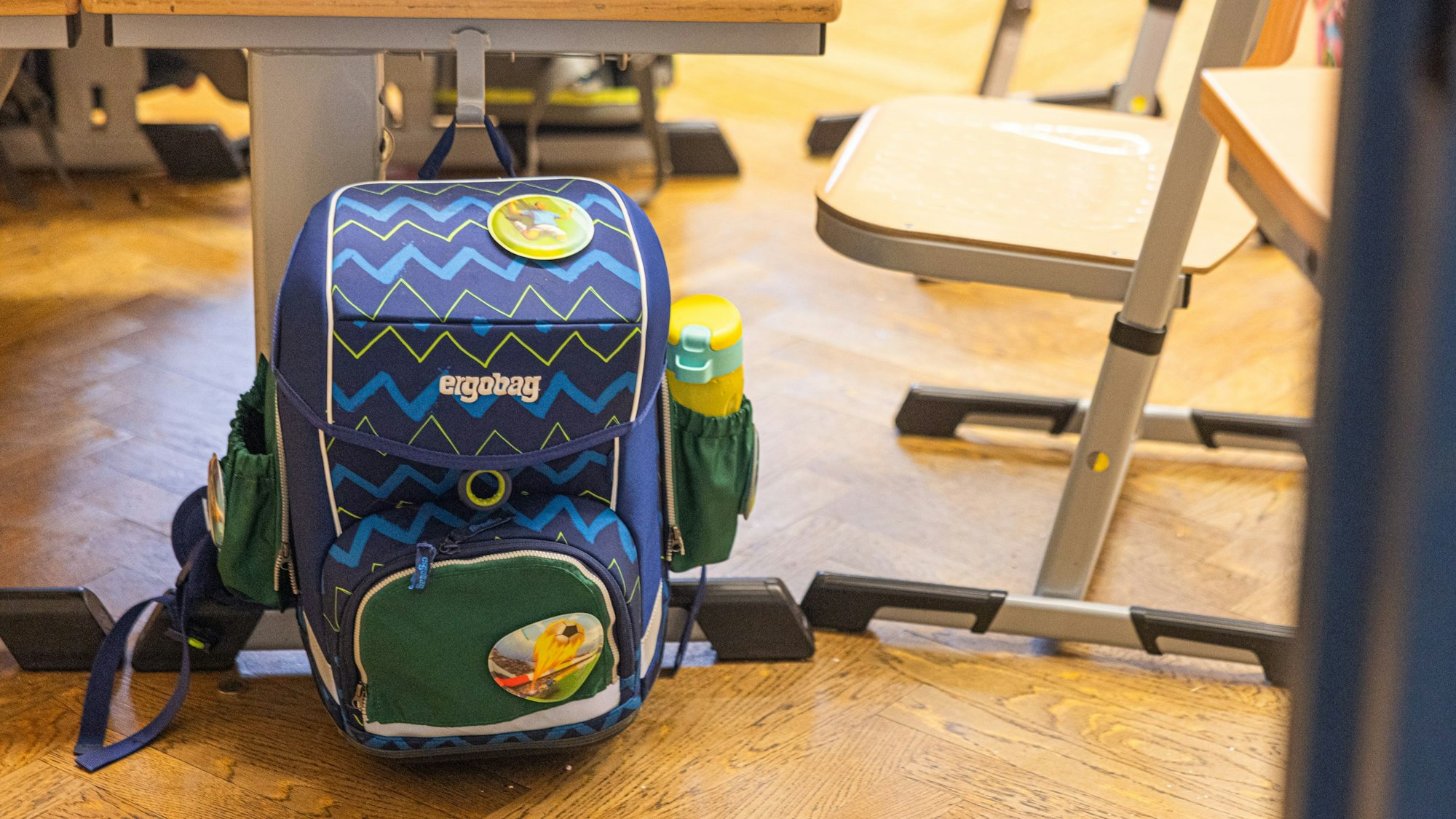 Ein Schulranzen in einer Grundschulklasse.
