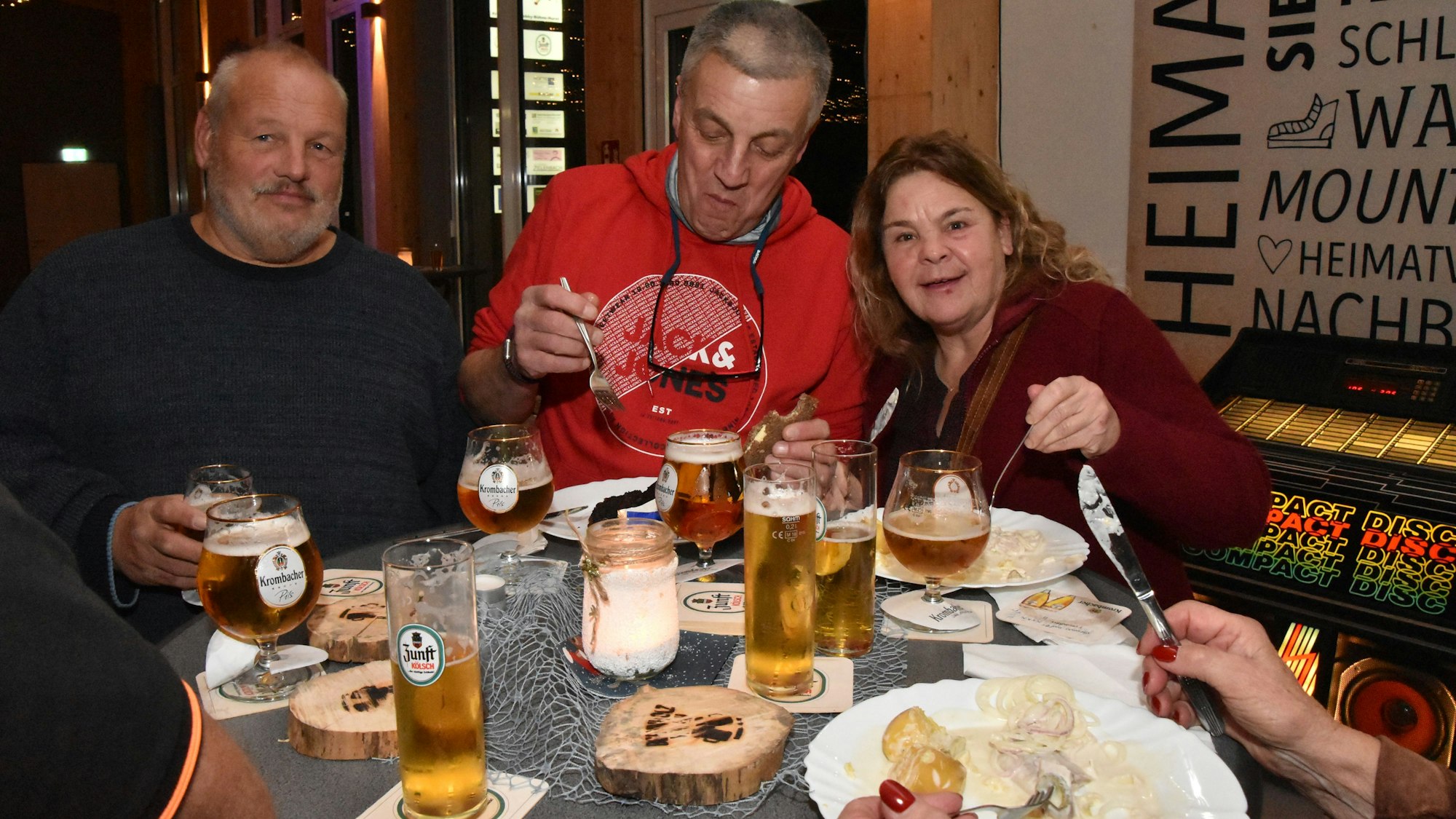 Hobbybühne Hurst
immer freitags Kneipe im Dorfhaus
Lothar Wirths, Jürgen und Diana Weber
