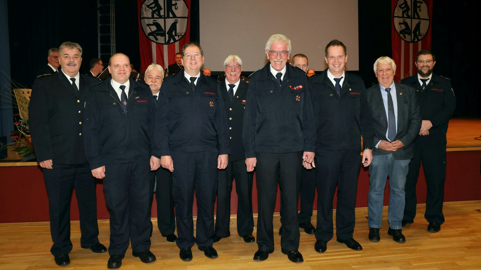 Ein Gruppenbild mit Männern in Feuerwehruniform.