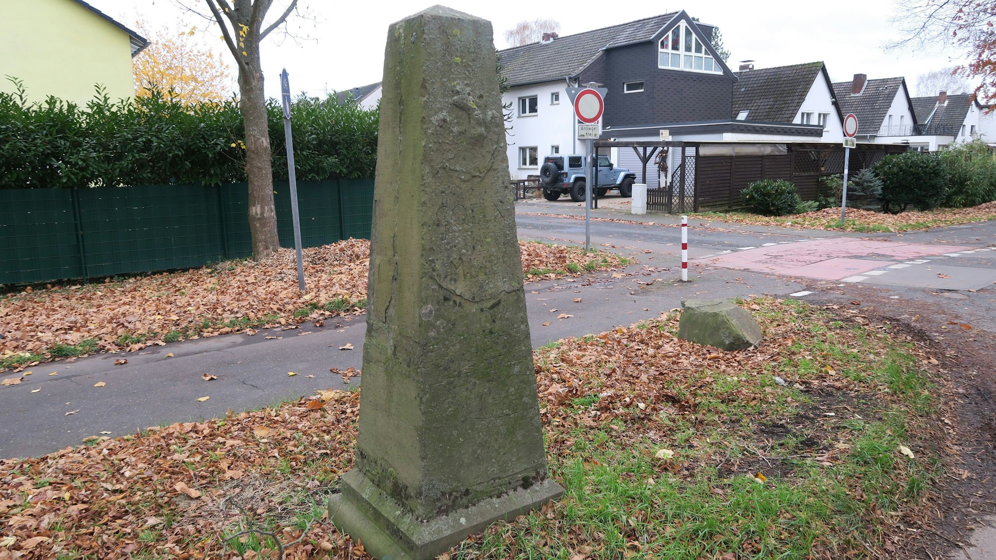 Der preußische Meilenstein an der Ecke Frankfurter Straße/Bensheimer Straße in Ostheim ist in einem beklagenswertem Zustand.