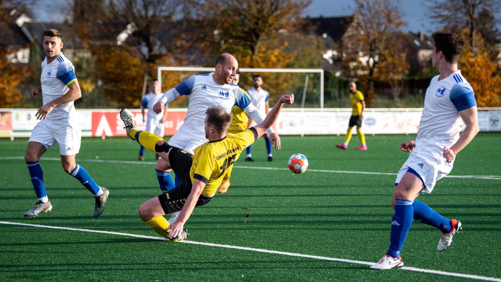 Das Bild zeigt Felix Kortholt, wie nach einer Ecke am Ball vorbei springt.