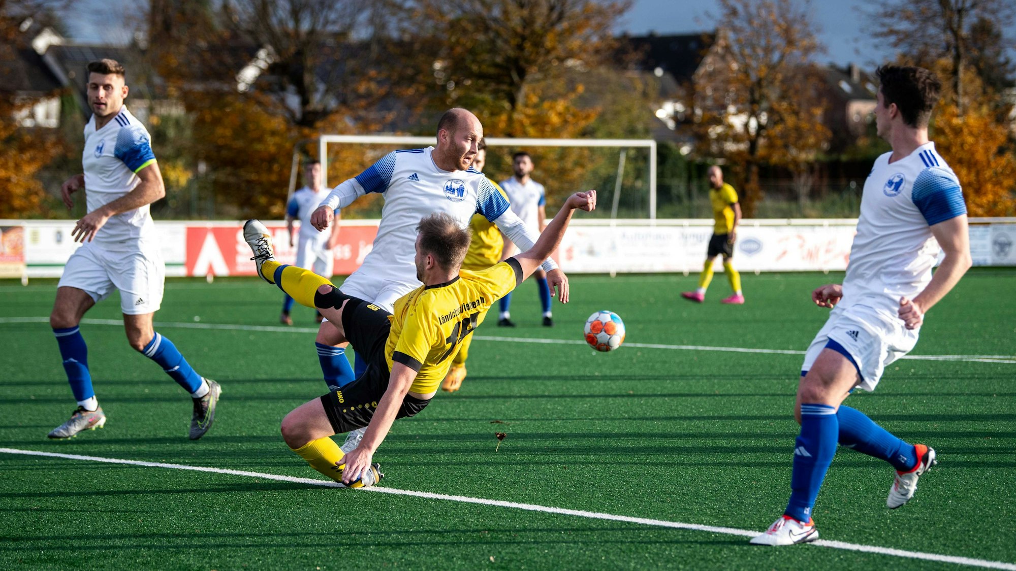 Das Bild zeigt Felix Kortholt, wie nach einer Ecke am Ball vorbei springt.