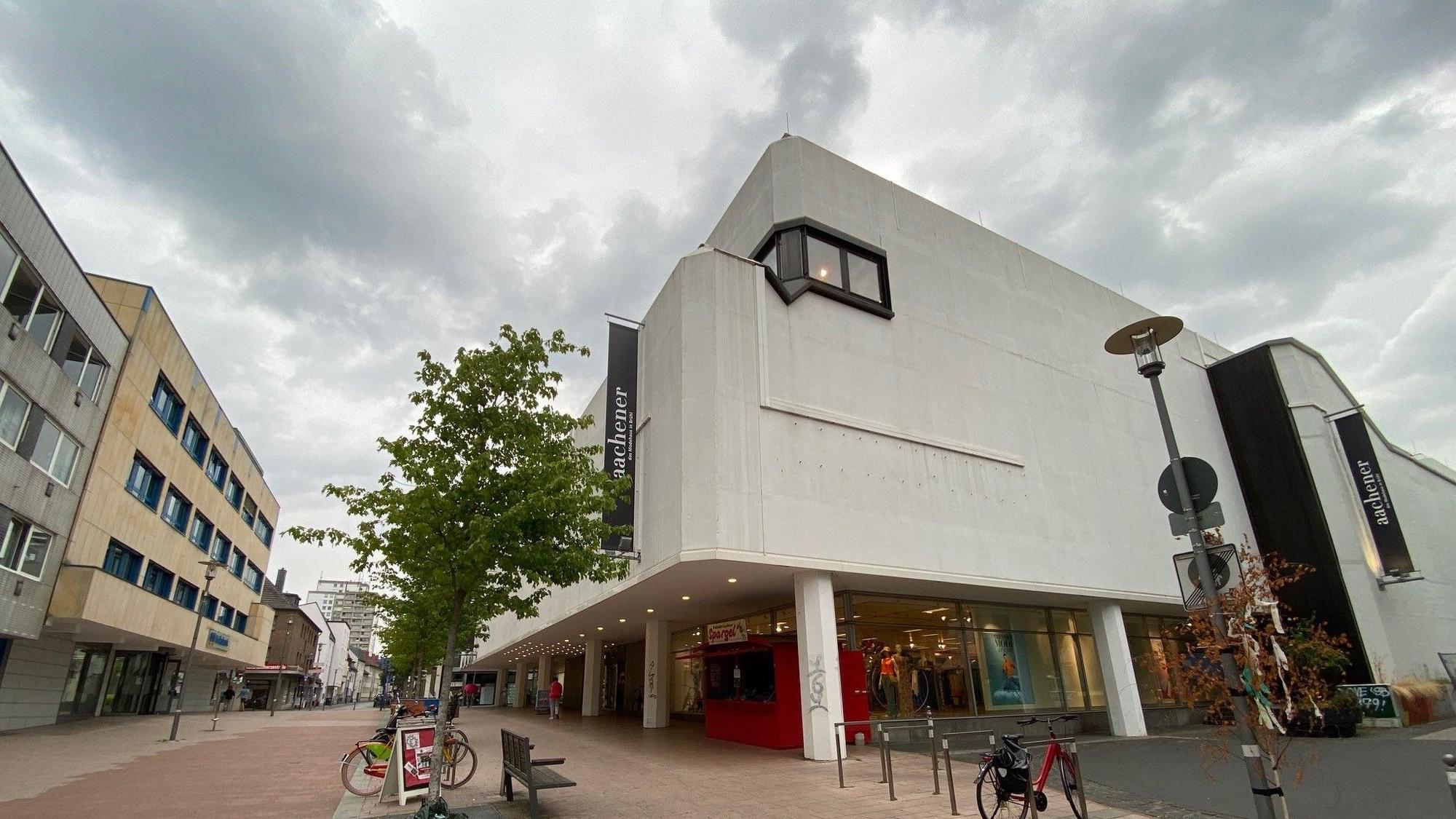 Zu sehen ist das Gebäude des Modehauses Aachener in Brühl.