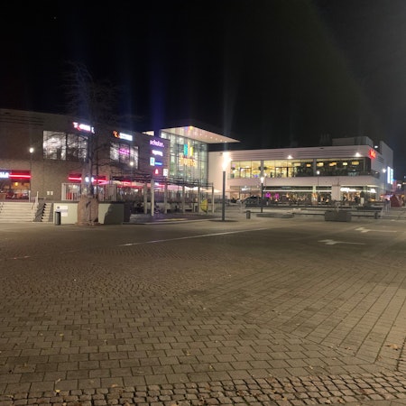 Blick auf den Karl-Gatzweiler-Platz am Abend der öde und leer ist.