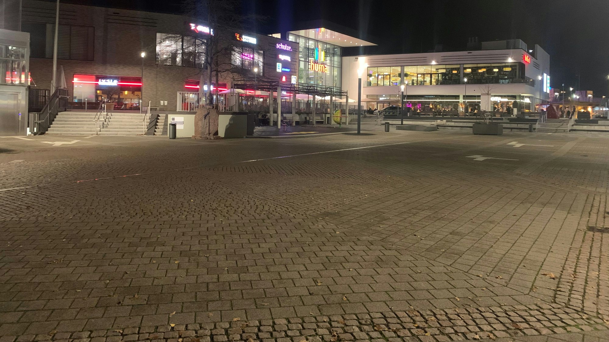Karl-Gatzweiler-Platz am Abend ist öde und leer.