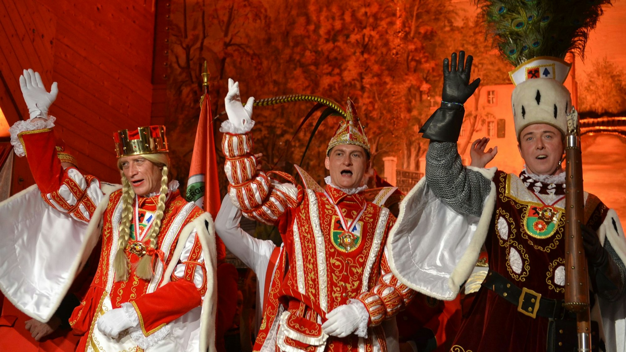 Das Kommerner Dreigestirn mit Jungfrau Bärbel, Prinz Jan I. und Bauer Marc grüßt auf der Bühne des Bürgerhauses in Kommern.