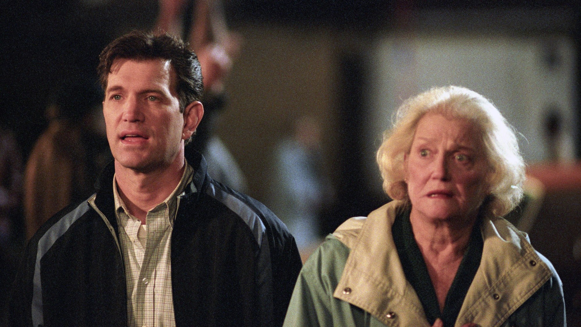 Chris Isaak und Suzanne Shepherd (r.) 2004 im Film „A Dirty Shame“