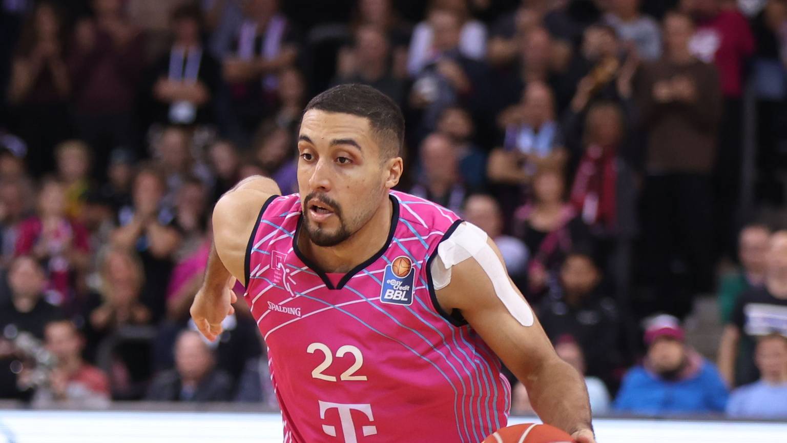 Baskets-Forward Noah Kirkwood ist beim schnellen Dribbling kaum zu stoppen.