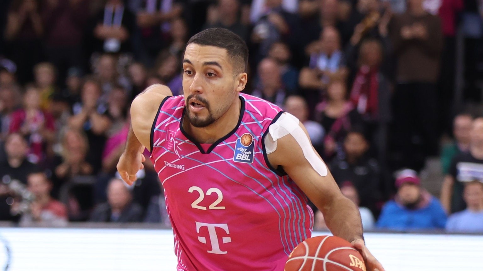 Baskets-Forward Noah Kirkwood ist beim schnellen Dribbling kaum zu stoppen.