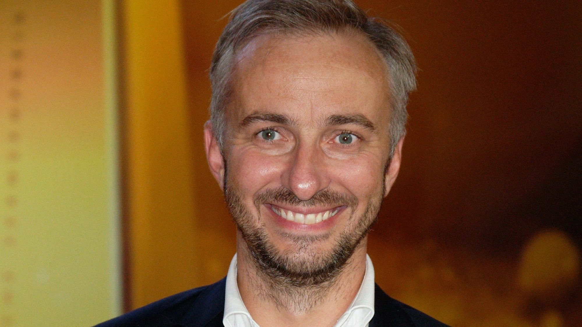 ARCHIV - 13.09.2022, Nordrhein-Westfalen, Köln: Der Satiriker Jan Böhmermann lacht bei der Verleihung der ersten Fernsehpreise 2022 bei der "Nacht der Kreativen". (zu dpa "Böhmermann und Schulz würden auch als deutscher ESC-Act einspringen") Foto: Henning Kaiser/dpa +++ dpa-Bildfunk +++