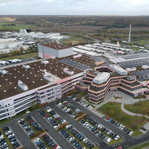 Das Bild zeigt eine Luftaufnahme des dm-Verteilzentrums in Weilerswist.