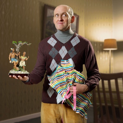 Mann mit Geschenk in der Hand, enttäuschtes Gesicht