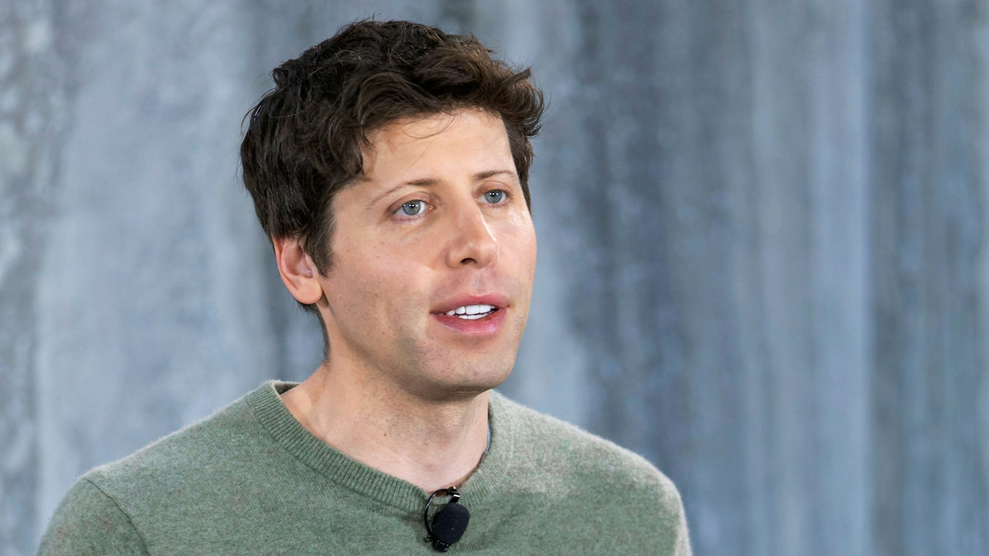 Sam Altman, Gründer des Start-Ups OpenAI, spricht zu Medienvertretern während der Einführung der Integration der Microsoft-Suchmaschine Bing und des Edge-Browsers mit OpenAI