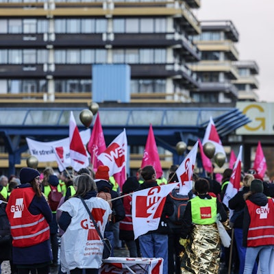 Bochum: Mitarbeiter der Ruhr-Universität Bochum versammeln sich zu einem Warnstreik auf dem Campus.