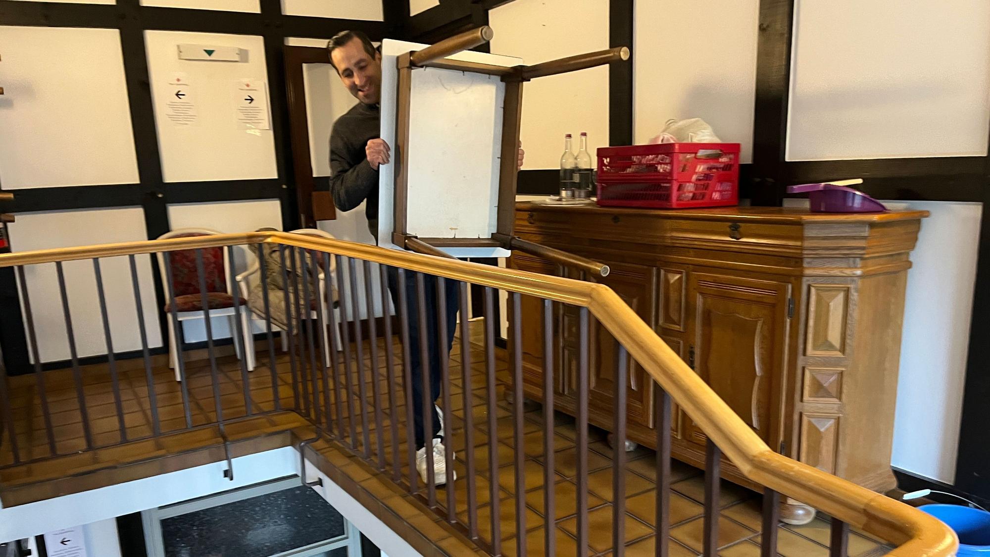 Sebastian Heitmann, Miteigentümer des Hotels Von Landsberg, trug Tische aus den Zimmern ins Erdgeschoss.