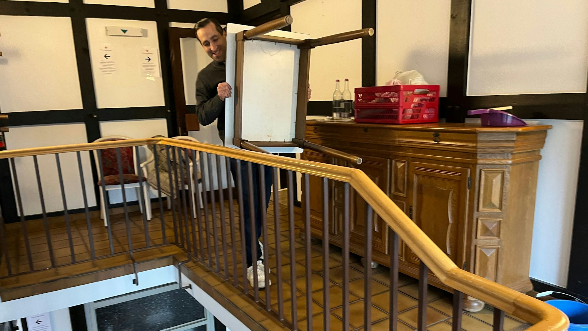 Sebastian Heitmann, Miteigentümer des Hotels Von Landsberg, trug Tische aus den Zimmern ins Erdgeschoss.