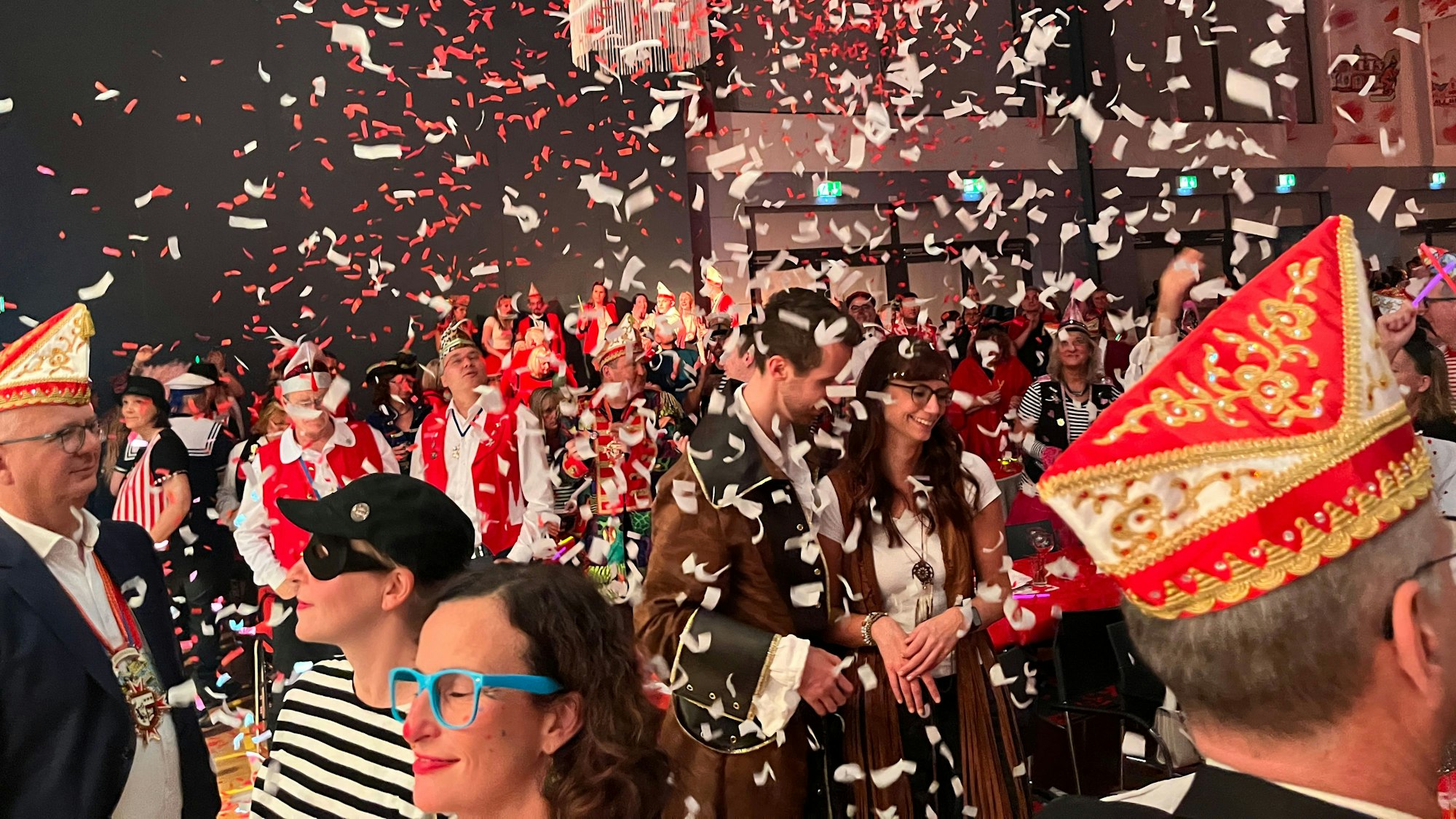 Konfetti regnete zum Finale auf die Jecken in der Mehrzweckhalle Meiers Heide.