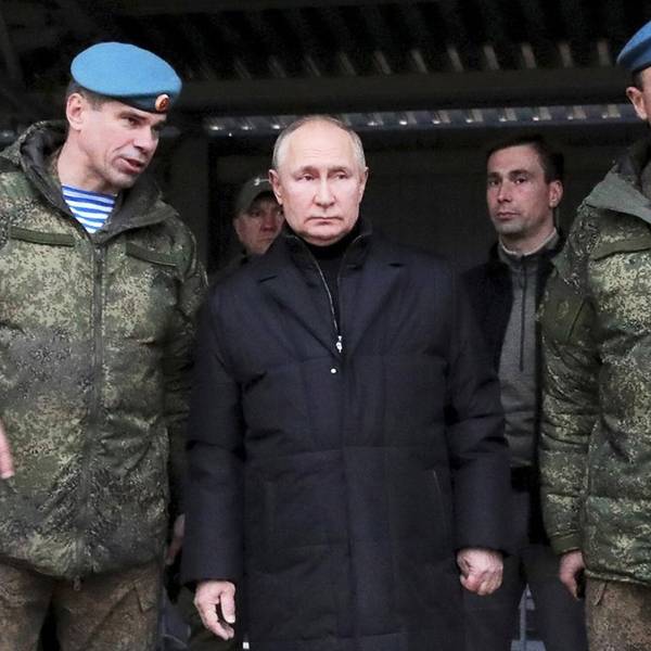 Wladimir Putin bei einem Truppenbesuch im Oktober 2022. Immer wieder gibt es Berichte über Sperrtruppen in der russischen Armee.