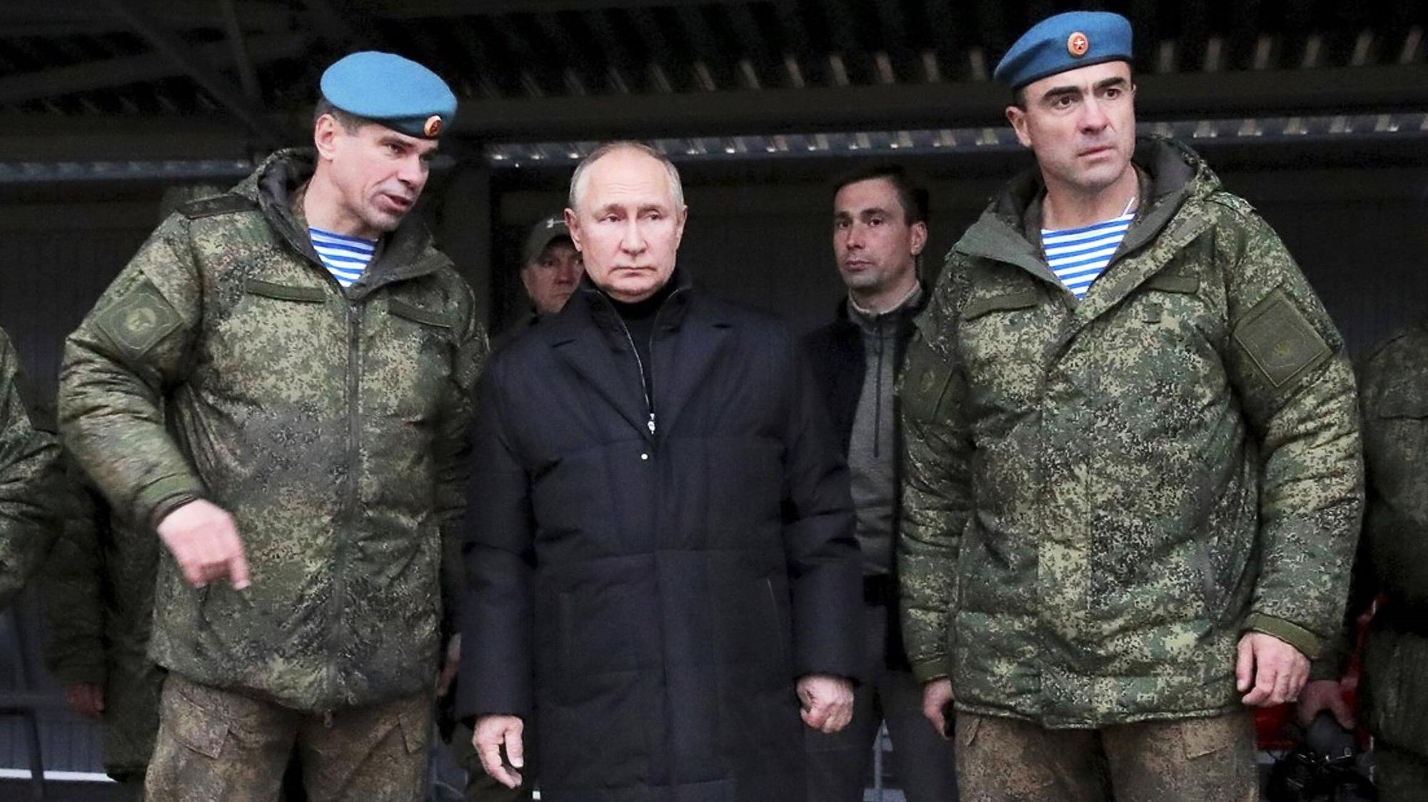 Wladimir Putin bei einem Truppenbesuch im Oktober 2022. Immer wieder gibt es Berichte über Sperrtruppen in der russischen Armee.