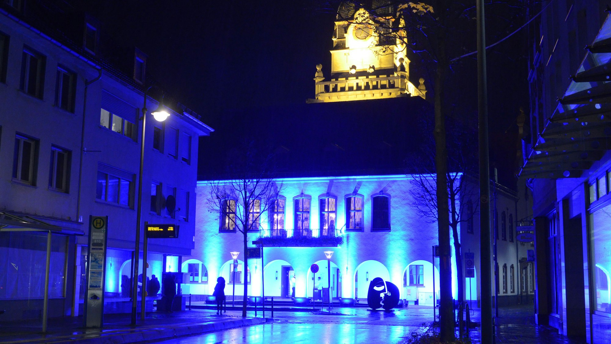 Das Alte Rathaus in Euskirchen ist blau angestrahlt. Auch auf die Häuser in der Umgebung fällt blaues Licht.