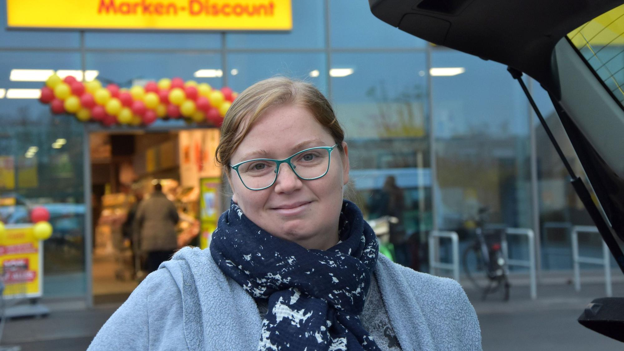 Auf dem Foto ist Tatjana Lewetschenko zu sehen. Ihr gefällt die freundliche Atmosphäre im neuen Markt.
