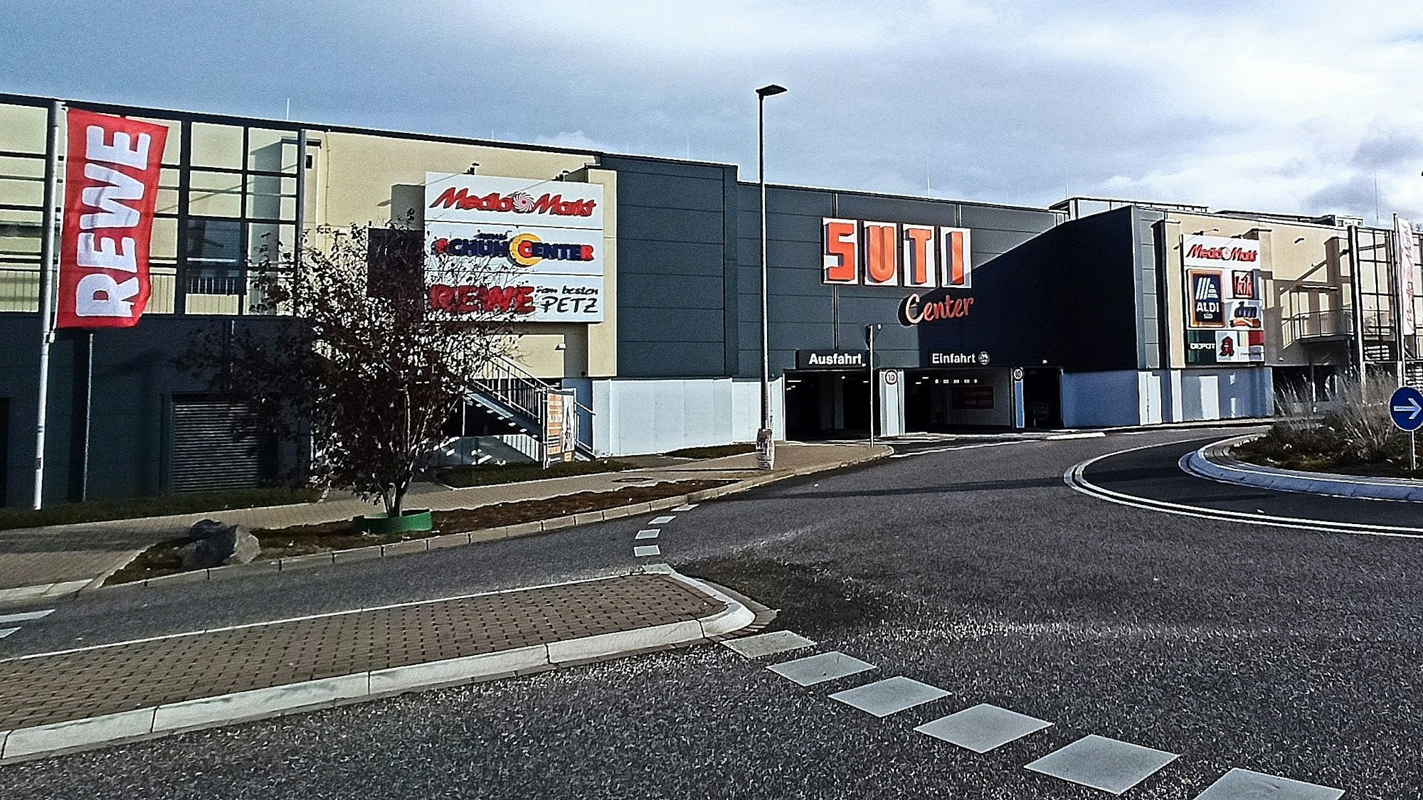 Ein Gebäude auf dem verschiedene Geschäfte angeschlagen sind.