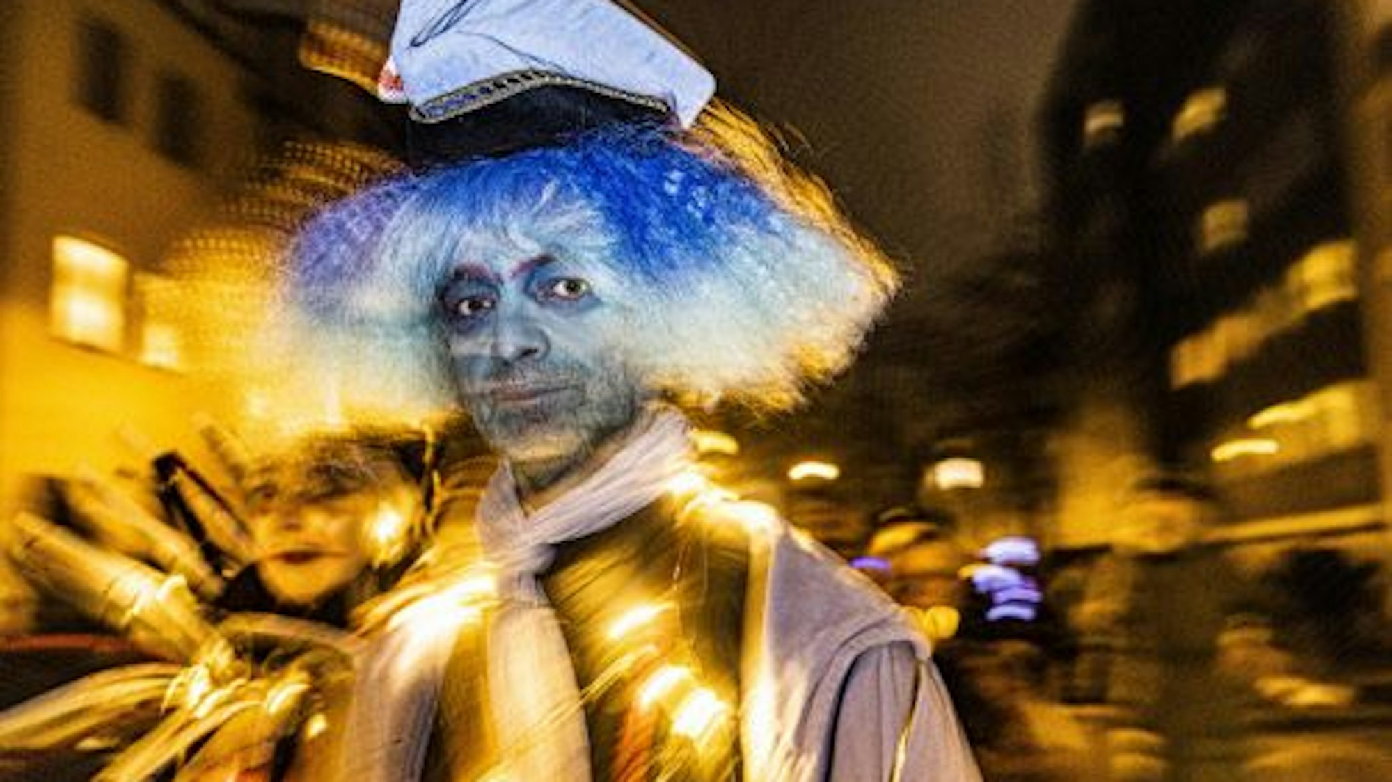 In jedem Jahr ziehen schaurig-gruselige beim Geisterzug durch Köln.