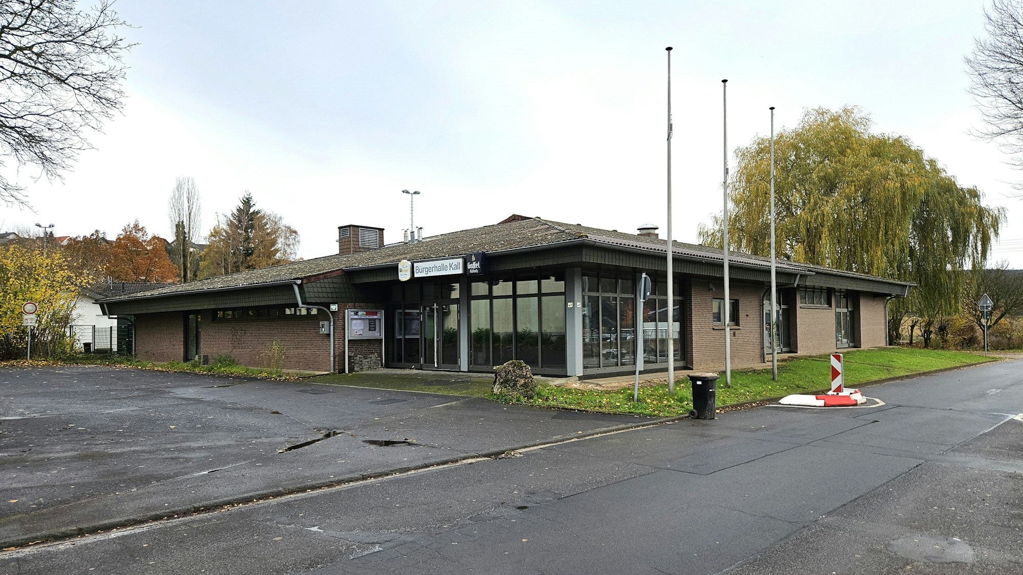 Außenansicht der Bürgerhalle mit der Auelstraße im Vordergrund.