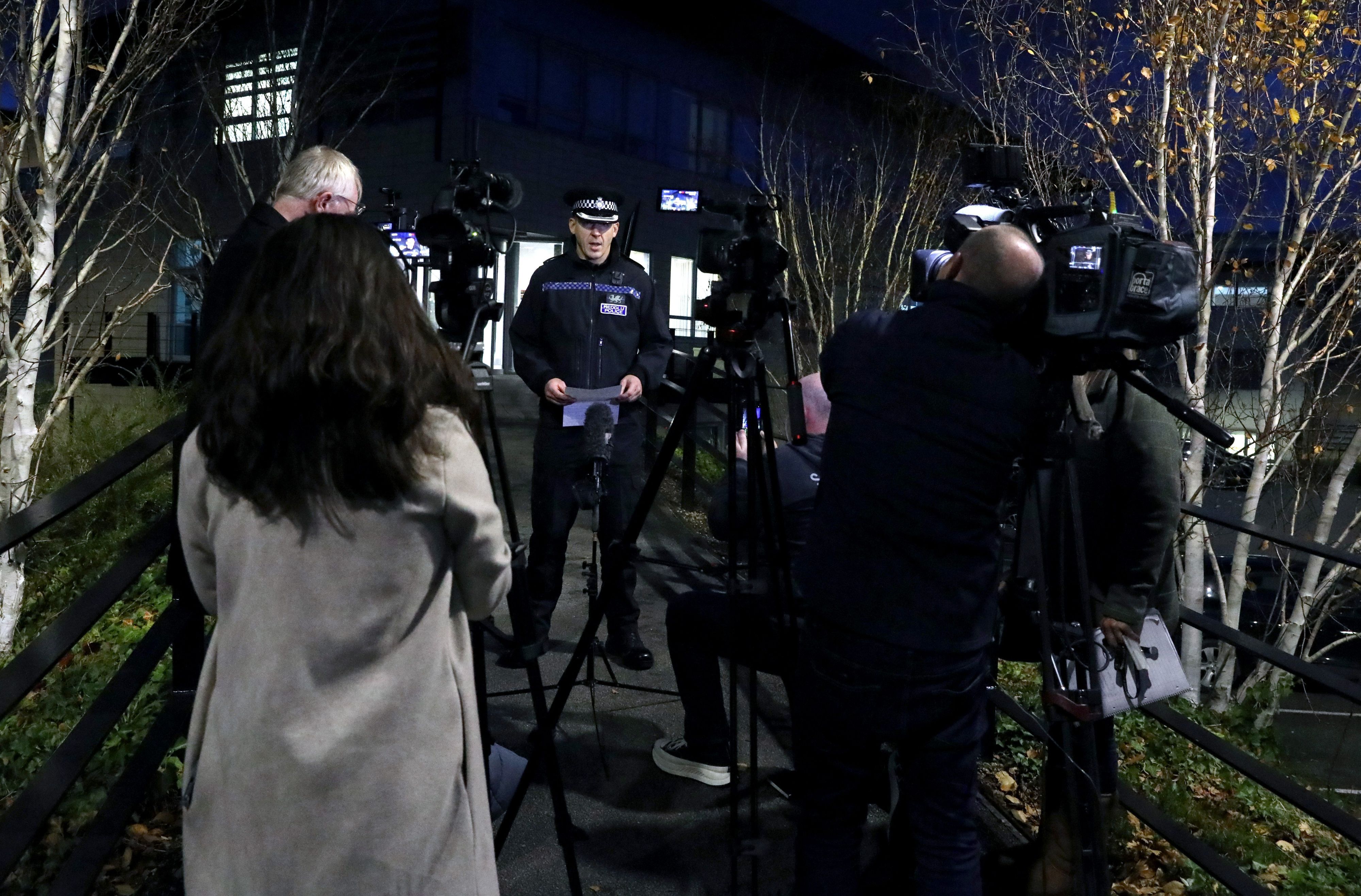 21.11.2023, Großbritannien, St. Asaph: Owain Llewelyn, Superintendent von der North Wales Police St Asaph Dhq, spricht mit Reportern über die Suche nach den vier Jugendlichen, die seit Sonntagmorgen vermisst wurden. Die Beamten fanden am Dienstag das Fahrzeug, in dem die vier unterwegs waren. Aus dem Fahrzeug seien vier Leichen geborgen worden, sagte ein Polizeisprecher. Foto: Ian Cooper/PA Wire/dpa +++ dpa-Bildfunk +++