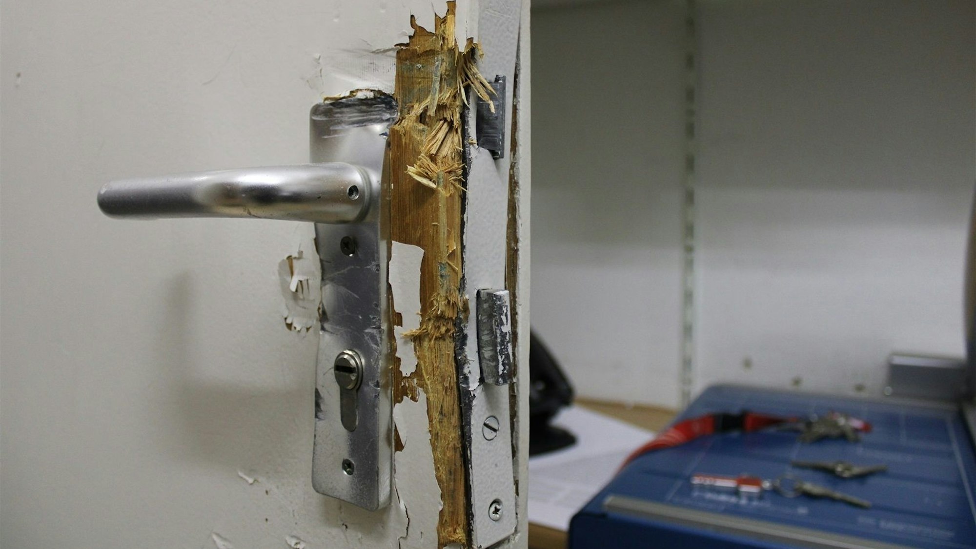 Das Schloss einer Tür ist aufgebrochen worden.