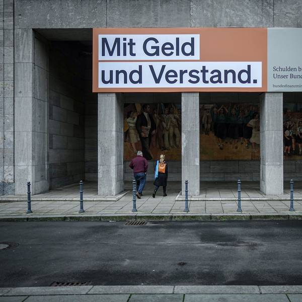 21.11.2023, Berlin: Ein Plakat mit der Aufschrift ·Mit Geld und Verstand. Schulden bremsen, Chancen schaffen. Unser Bundeshaushalt.· hängt über dem Eingang zum Bundesministerium der Finanzen.