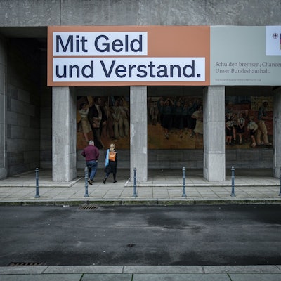 21.11.2023, Berlin: Ein Plakat mit der Aufschrift ·Mit Geld und Verstand. Schulden bremsen, Chancen schaffen. Unser Bundeshaushalt.· hängt über dem Eingang zum Bundesministerium der Finanzen.