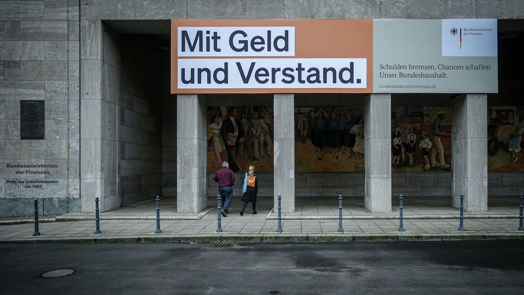 21.11.2023, Berlin: Ein Plakat mit der Aufschrift ·Mit Geld und Verstand. Schulden bremsen, Chancen schaffen. Unser Bundeshaushalt.· hängt über dem Eingang zum Bundesministerium der Finanzen.