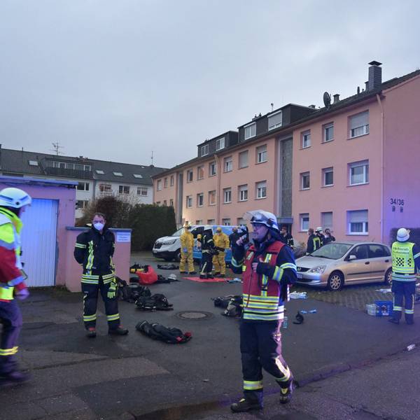Das Foto zeigt die Einsatzkräfte bei ihrem Einsatz am Akazienweg in Rösrath