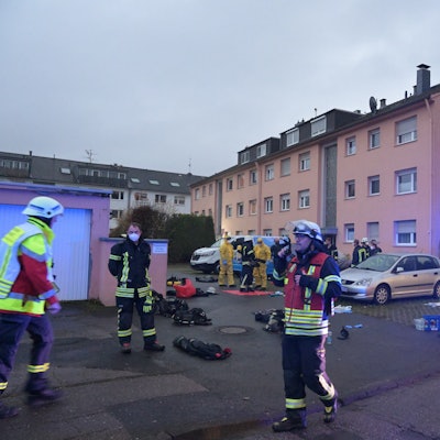 Das Foto zeigt die Einsatzkräfte bei ihrem Einsatz am Akazienweg in Rösrath