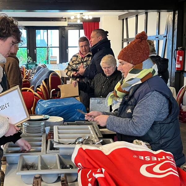 Die neuen Eigentümer des früheren Haus Sonnenschein, David und Sebastian Heitmann, veranstalteten einen Hausflohmarkt. Basti Schmidt suchte mit Mutter Daniela nach Besteck für den eigenen Haushalt.