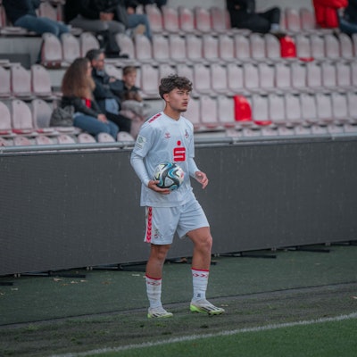 Zu sehen ist ein junger Fußballer vor einem Einwurf.