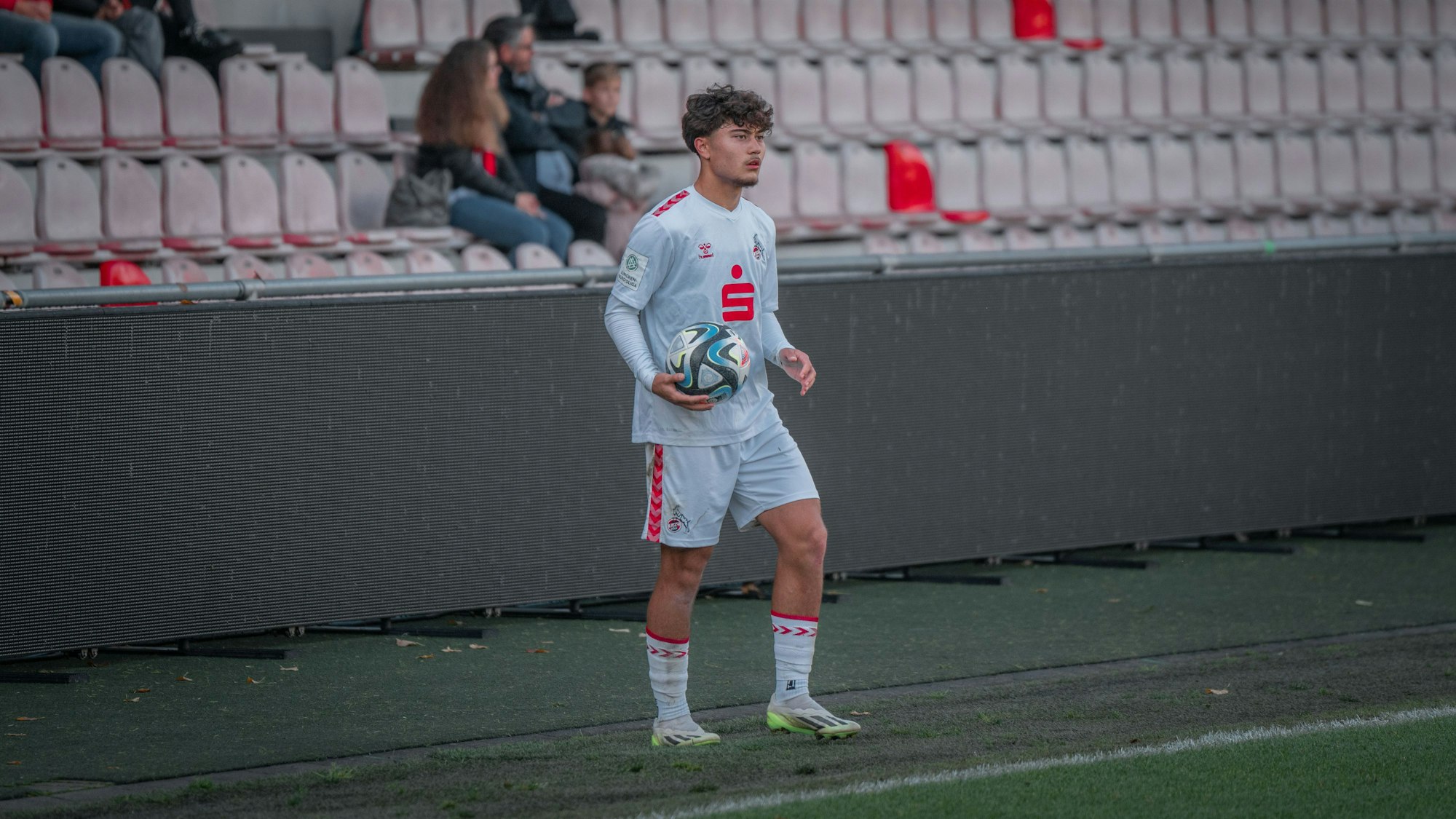 Justin von der Hitz vom 1. FC Köln ist mit der deutschen U17-Fußball-Nationalmannschaft bei der WM in Indonesien.