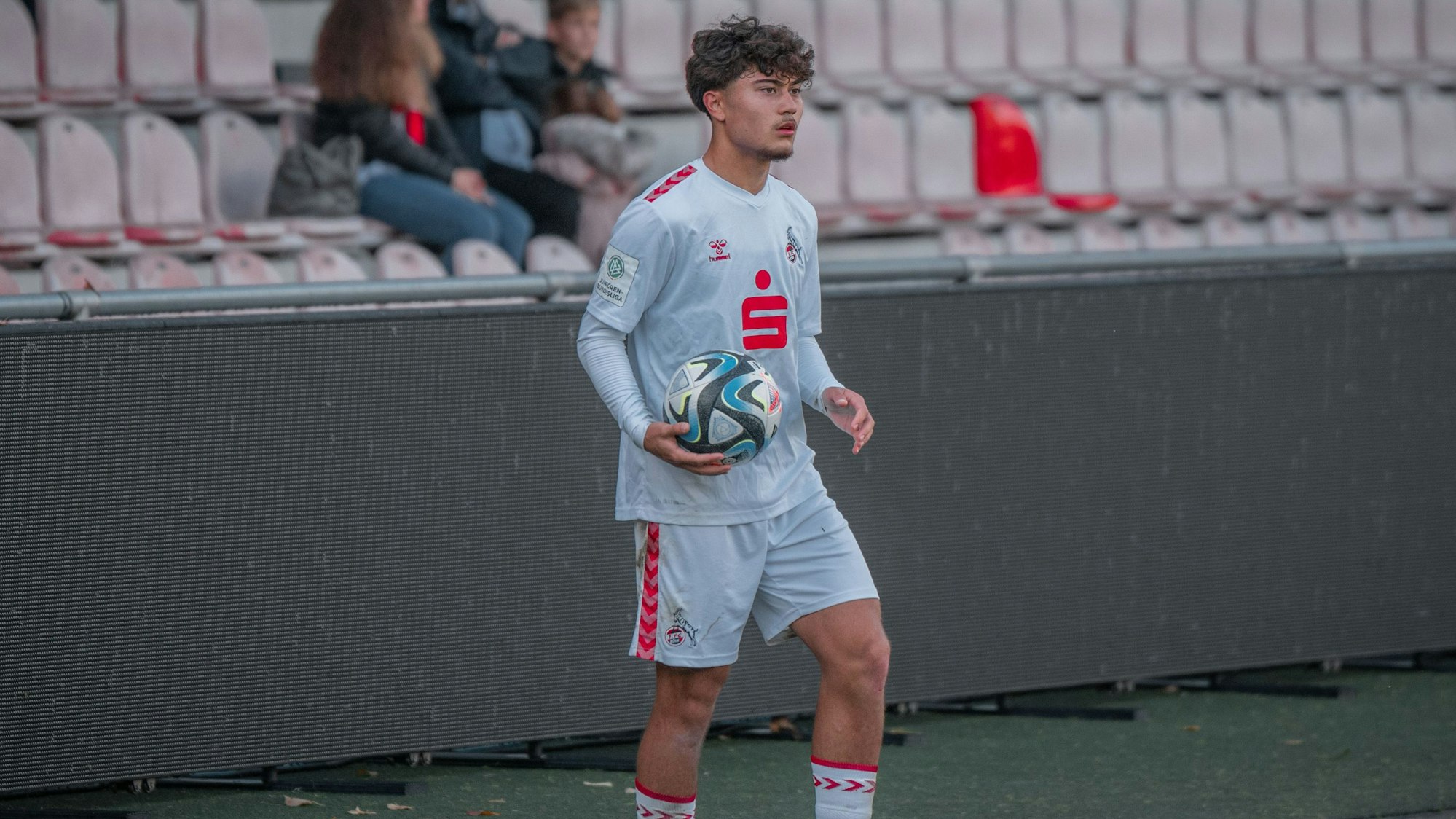 Zu sehen ist ein junger Fußballer vor einem Einwurf.