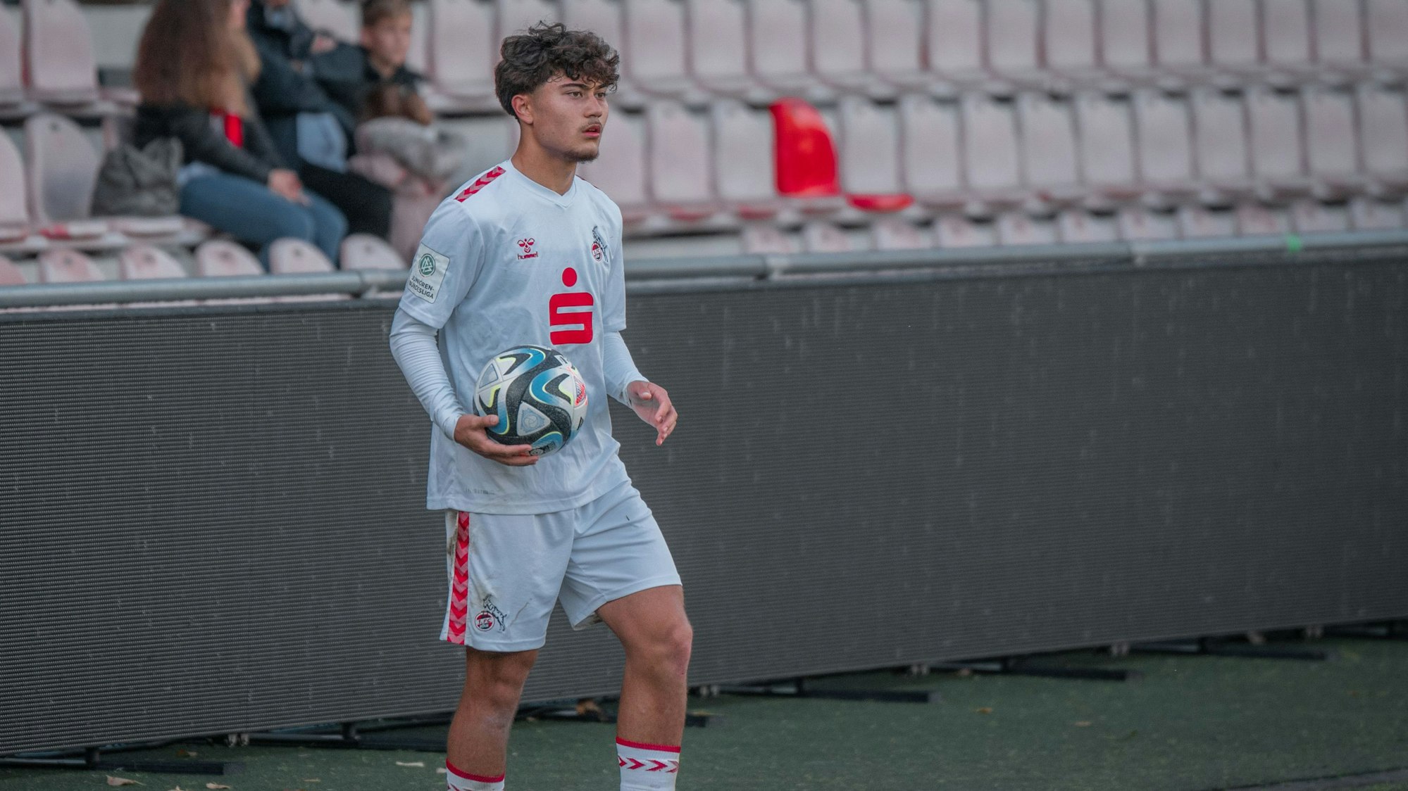 Bild eines jungen Fußballers vor einem Einwurf.