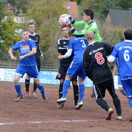 Das Bild zeigt eine Spielszene zwischen dem SSV Lommersum und dem BC Bliesheim. Torwart Philipp Henn sichert sich den Ball.
