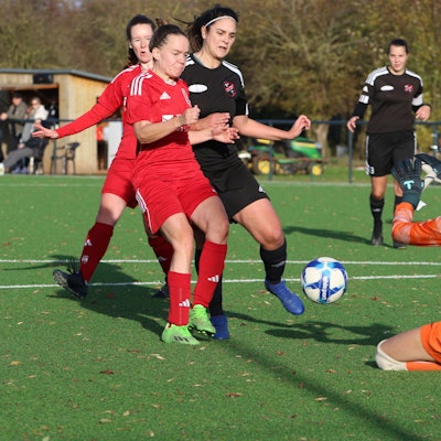Das Bild zeigt Torhüterin Michelle Leyendecker, wie sie einen Chance vereitelt.