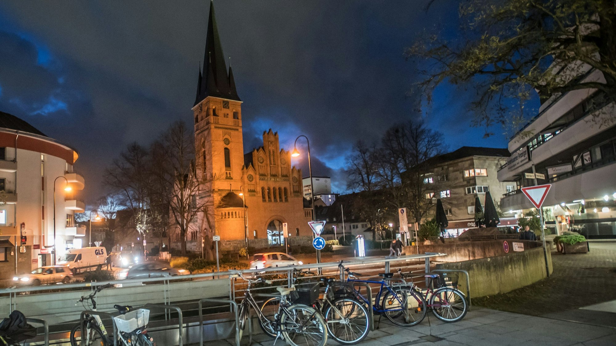 Christuskirche im Abendlicht angeleuchtet