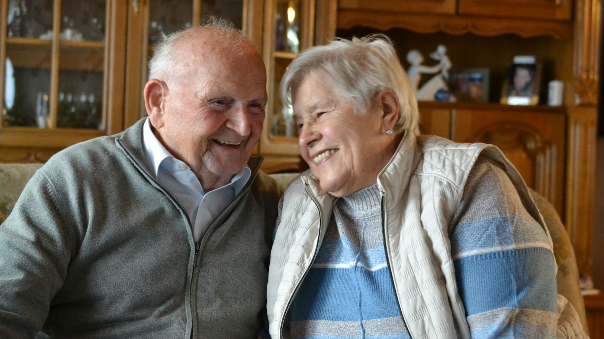 Lächelnd halten sich die beiden Eheleute im Arm.