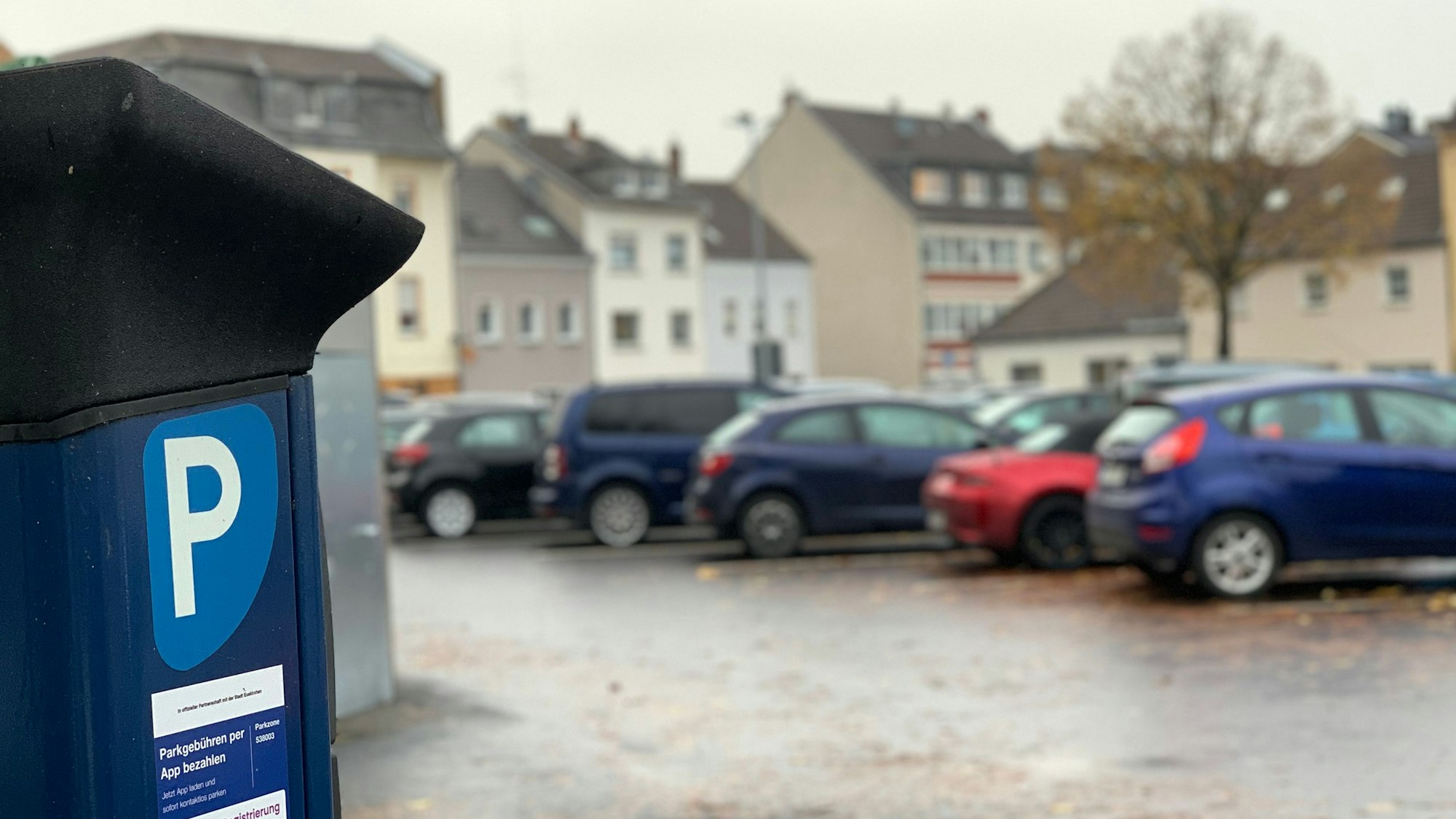 Ein Parkscheinautomat und Autos auf dem Parkplatz Annaturmplatz in Euskirchen.