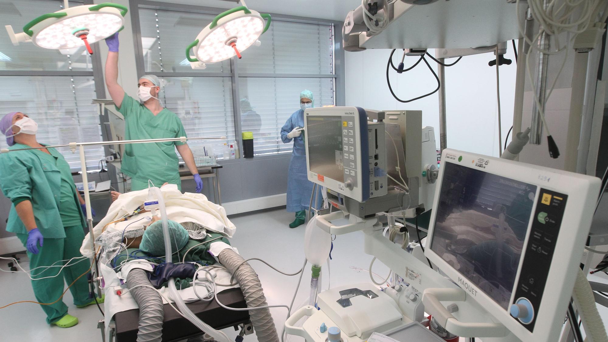 Operation in der Kinderklinik Asklepios in Sankt Augustin mit Dr. Micha Langendörfer, Chefarzt Orthopadie, der einem 11-jährigen Mädchen einen Nagel zur Stabilisation des Schienbeins einsetzt.