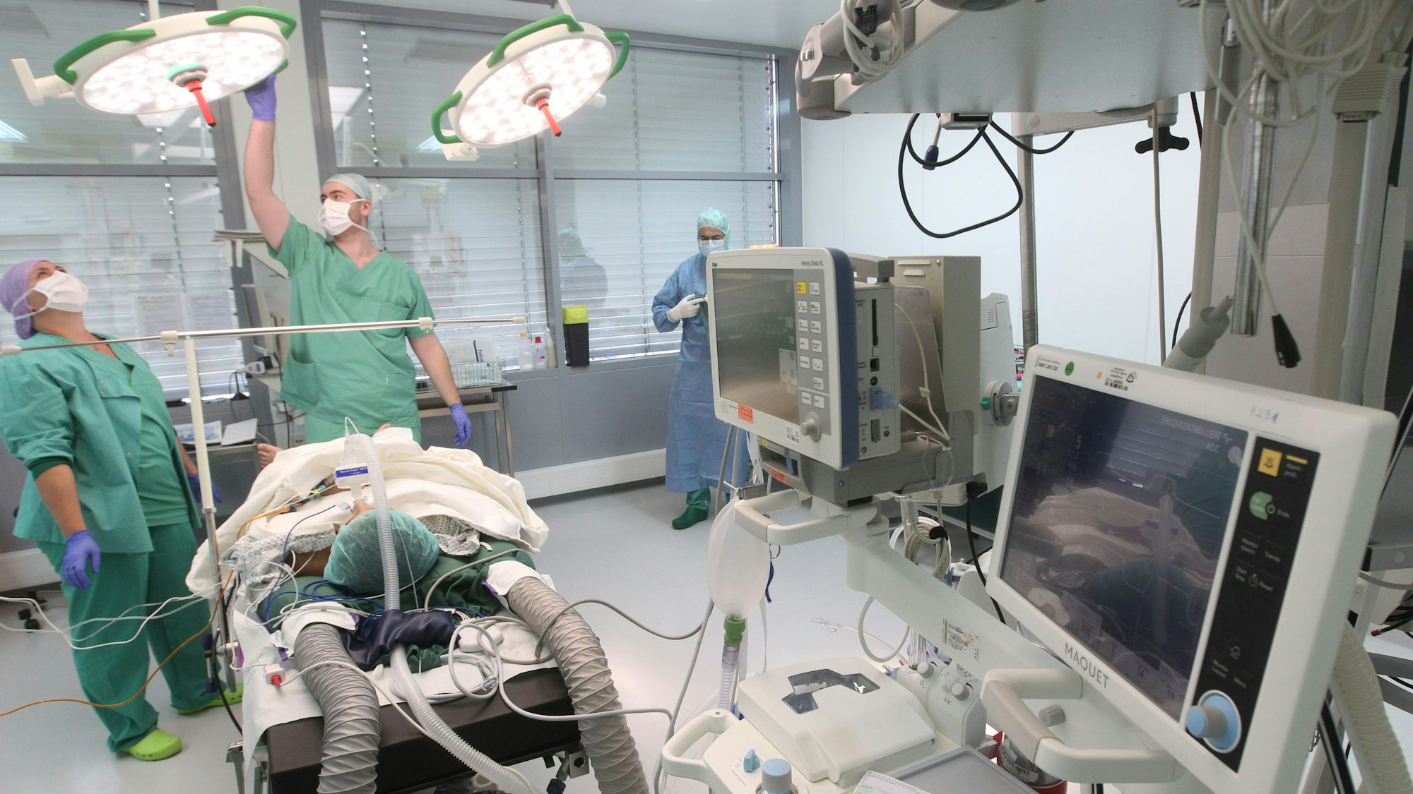 Operation in der Kinderklinik Asklepios in Sankt Augustin mit Dr. Micha Langendörfer, Chefarzt Orthopadie, der einem 11-jährigen Mädchen einen Nagel zur Stabilisation des Schienbeins einsetzt.