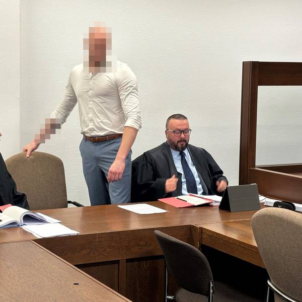 Links Verteidiger Christopher Posch, Angeklagter (M.), rechts Verteidiger Tamer Yakin.